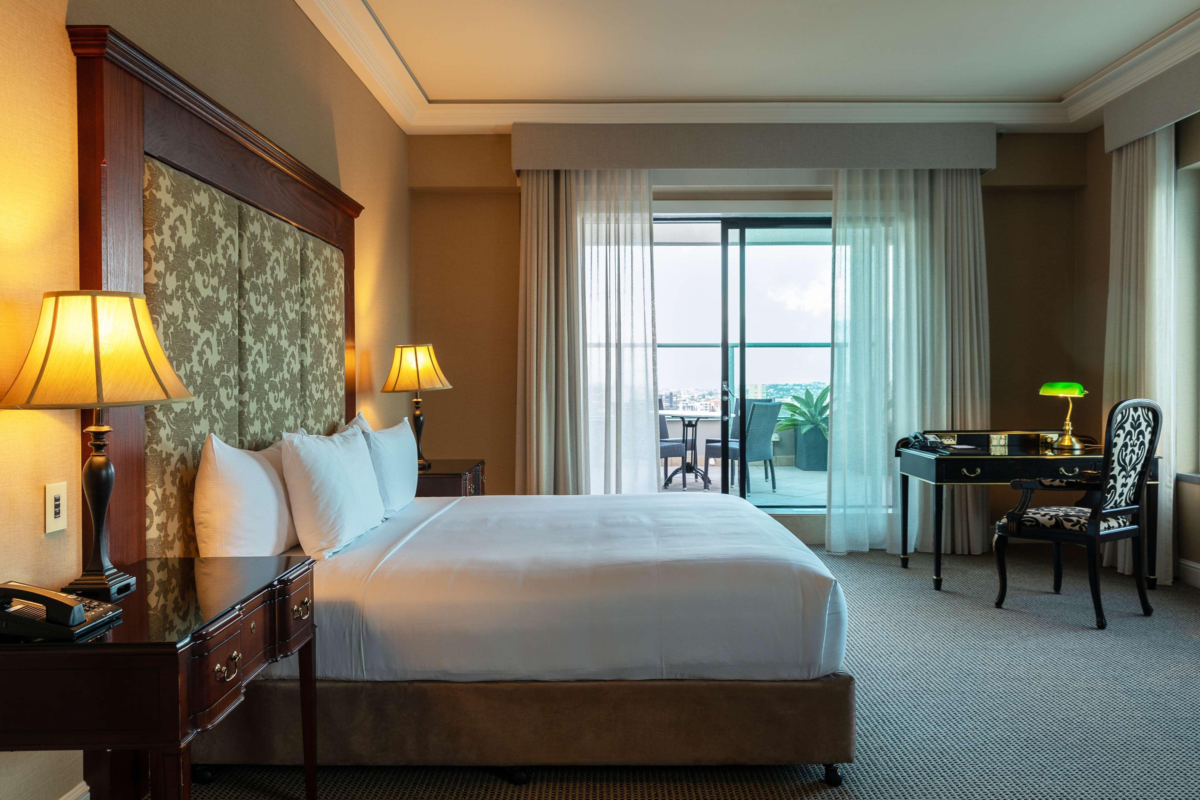 โรงแรมสแตมฟอร์ดพลาซ่าบริสเบน ภายนอก รูปภาพ A guest room at the hotel
