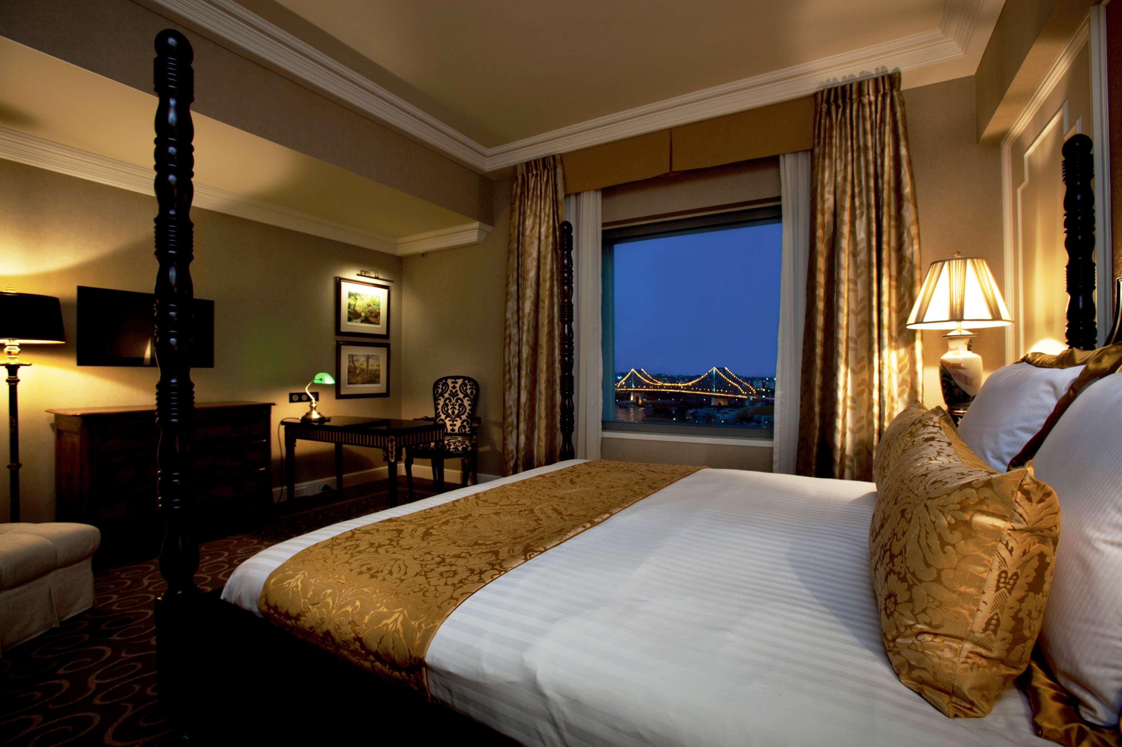 โรงแรมสแตมฟอร์ดพลาซ่าบริสเบน ภายนอก รูปภาพ A room at the Taj Mahal Palace