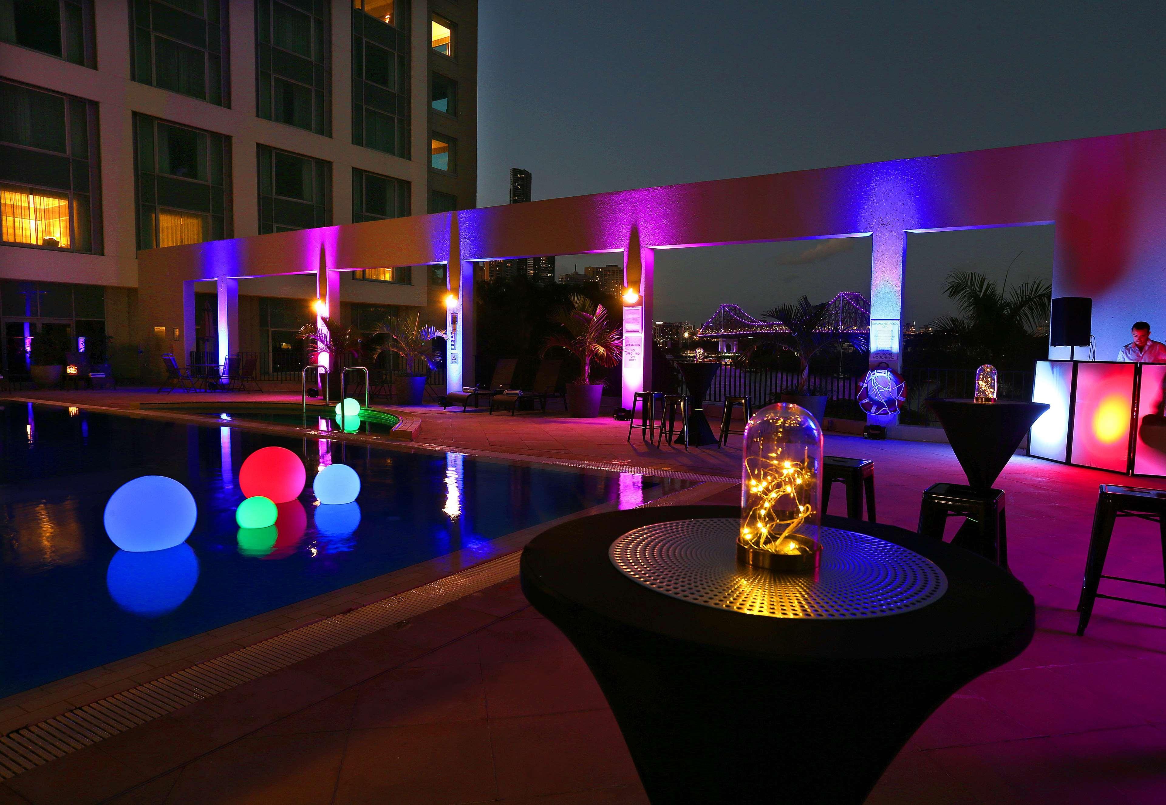 โรงแรมสแตมฟอร์ดพลาซ่าบริสเบน ภายนอก รูปภาพ The pool at the hotel