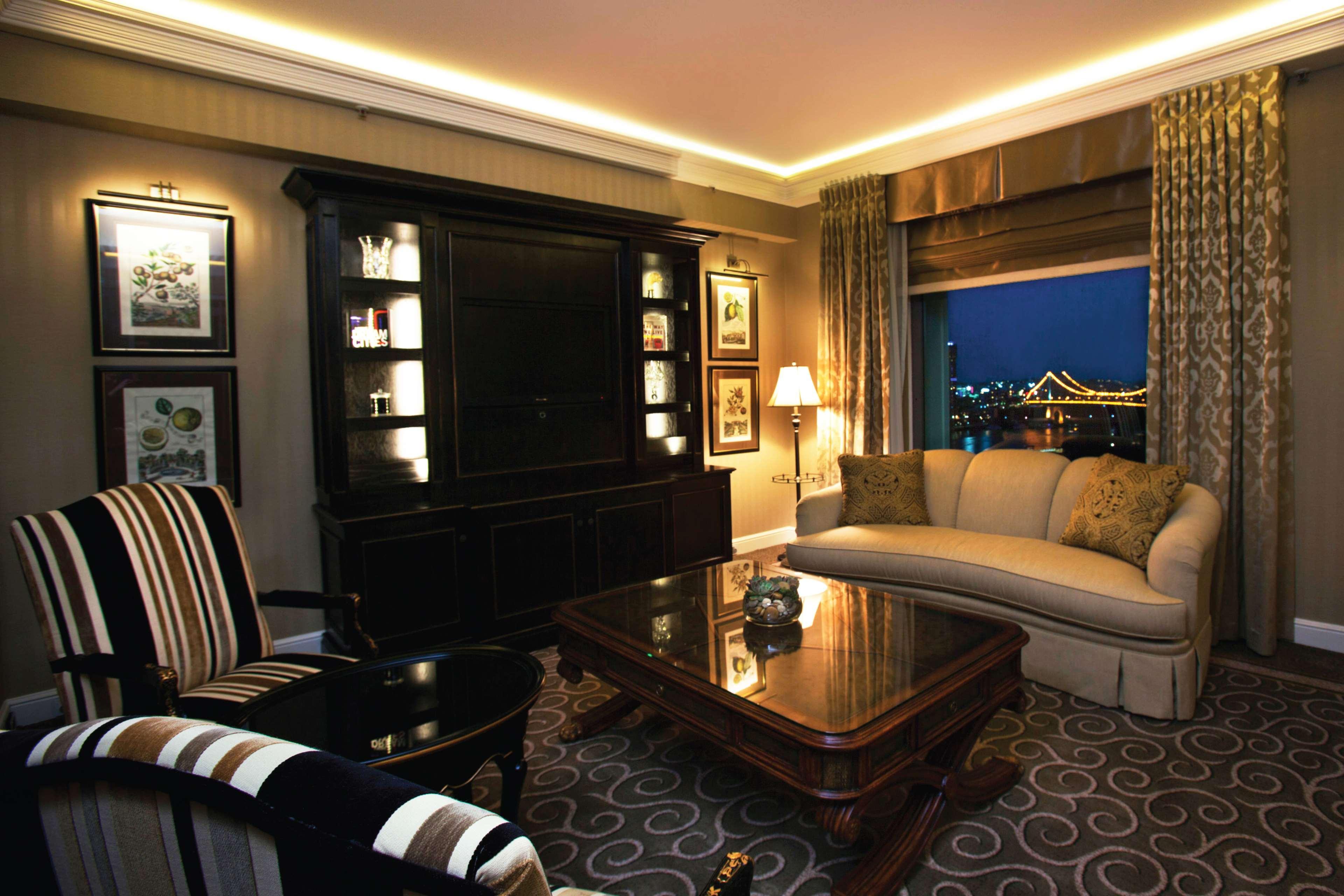 โรงแรมสแตมฟอร์ดพลาซ่าบริสเบน ภายนอก รูปภาพ A living room at the Mandarin Oriental, London