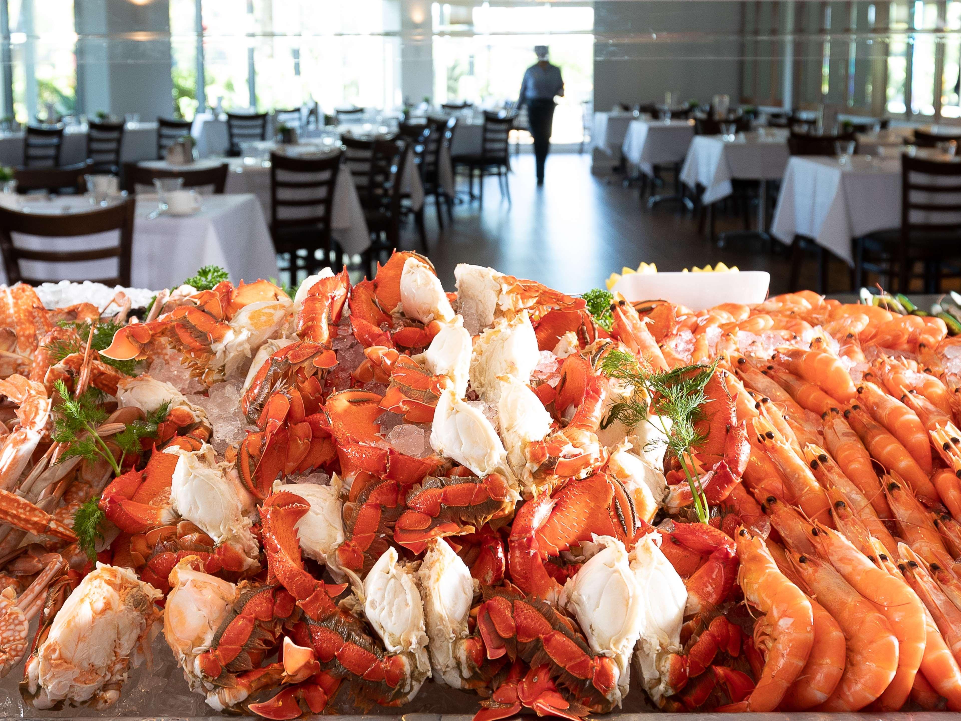 โรงแรมสแตมฟอร์ดพลาซ่าบริสเบน ภายนอก รูปภาพ Seafood at the restaurant