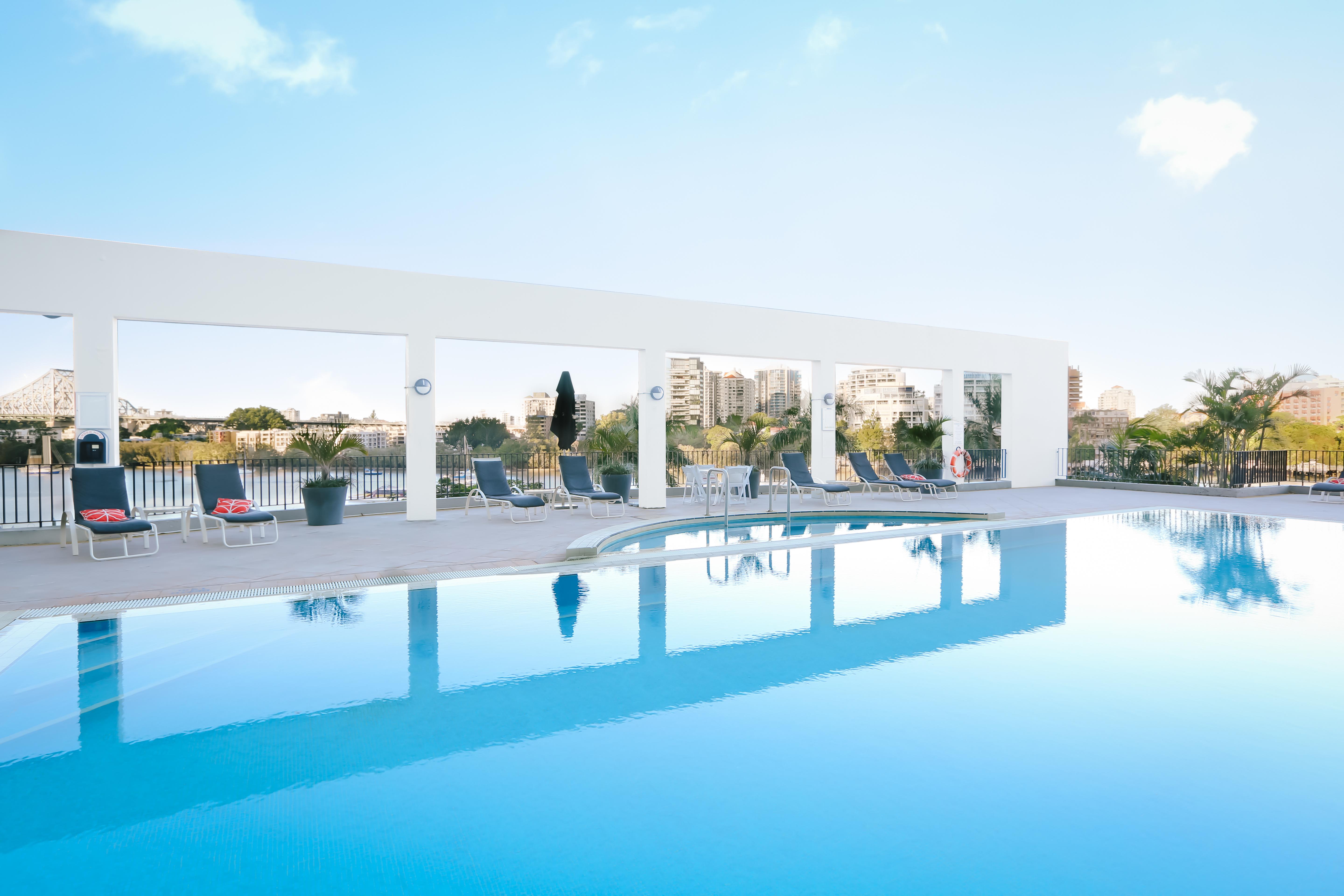 โรงแรมสแตมฟอร์ดพลาซ่าบริสเบน ภายนอก รูปภาพ The pool at the hotel