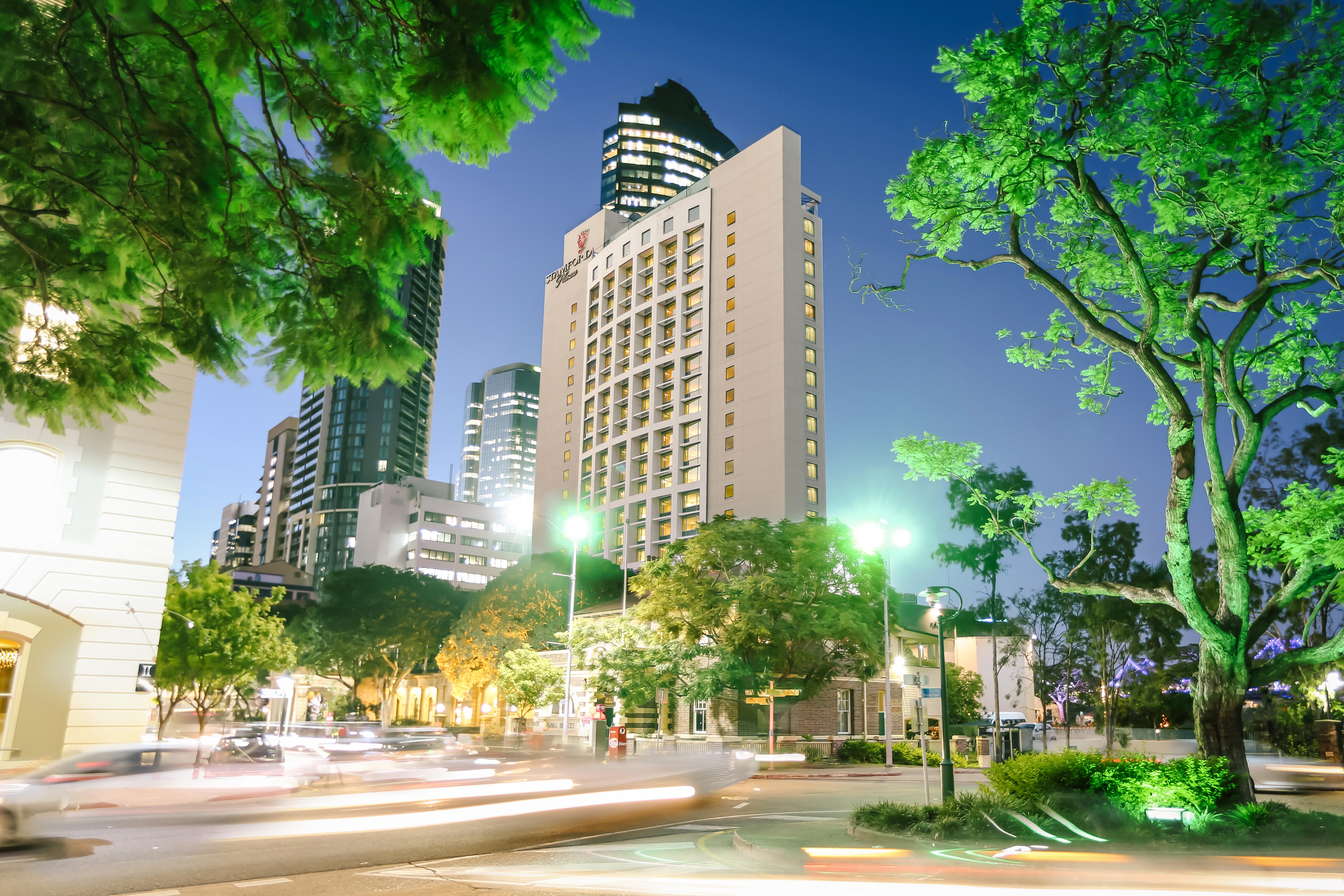 โรงแรมสแตมฟอร์ดพลาซ่าบริสเบน ภายนอก รูปภาพ The hotel at night