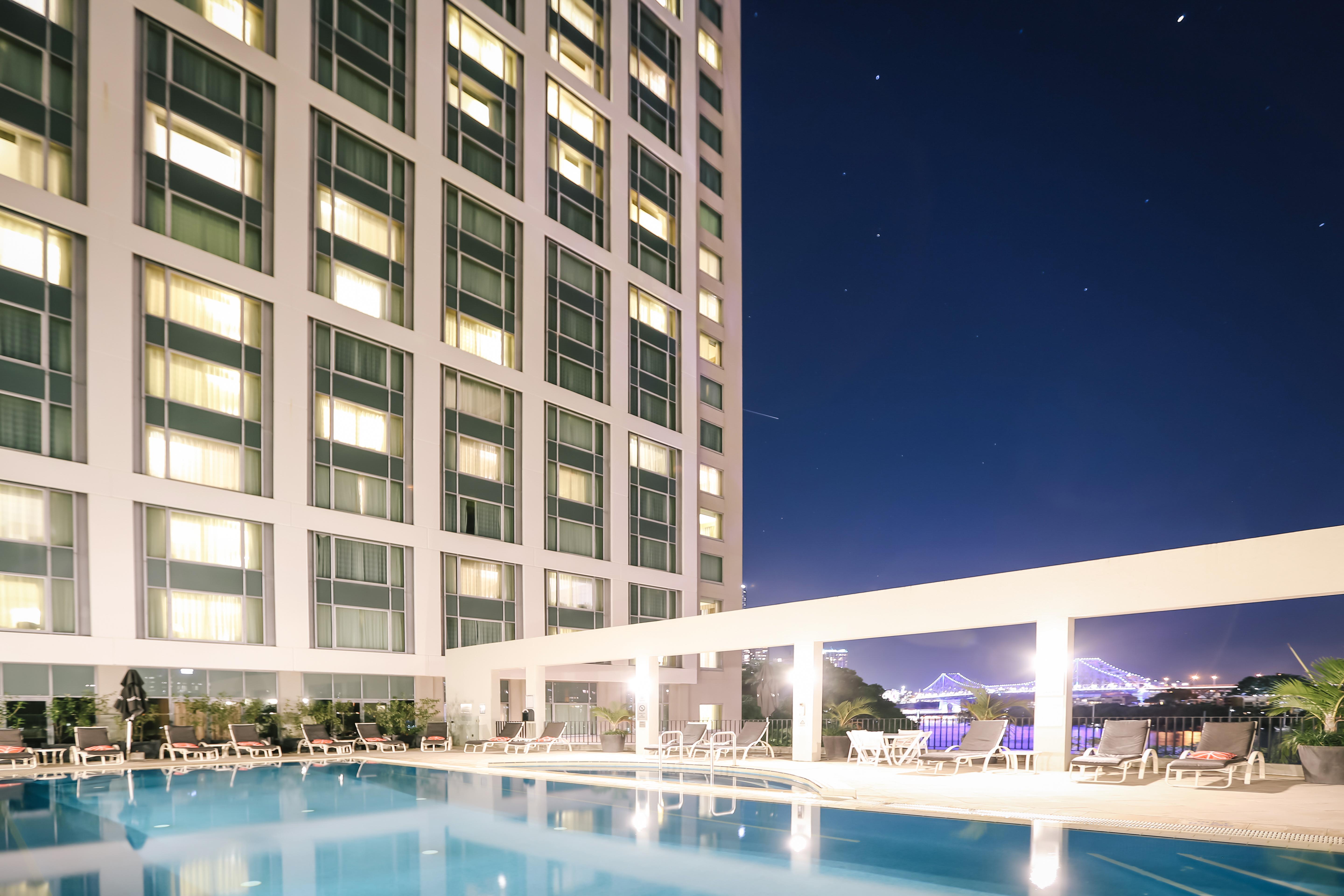 โรงแรมสแตมฟอร์ดพลาซ่าบริสเบน ภายนอก รูปภาพ The hotel's swimming pool