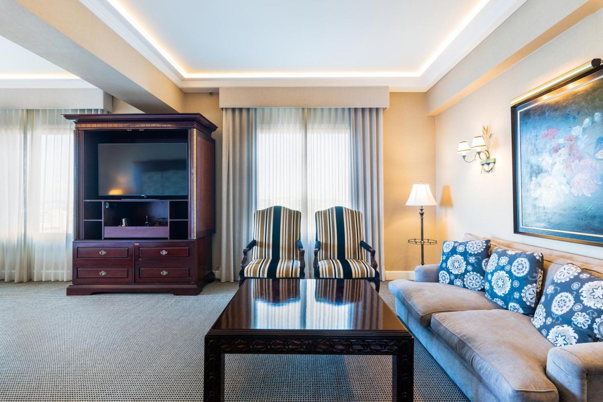 โรงแรมสแตมฟอร์ดพลาซ่าบริสเบน ภายนอก รูปภาพ A living room at the hotel