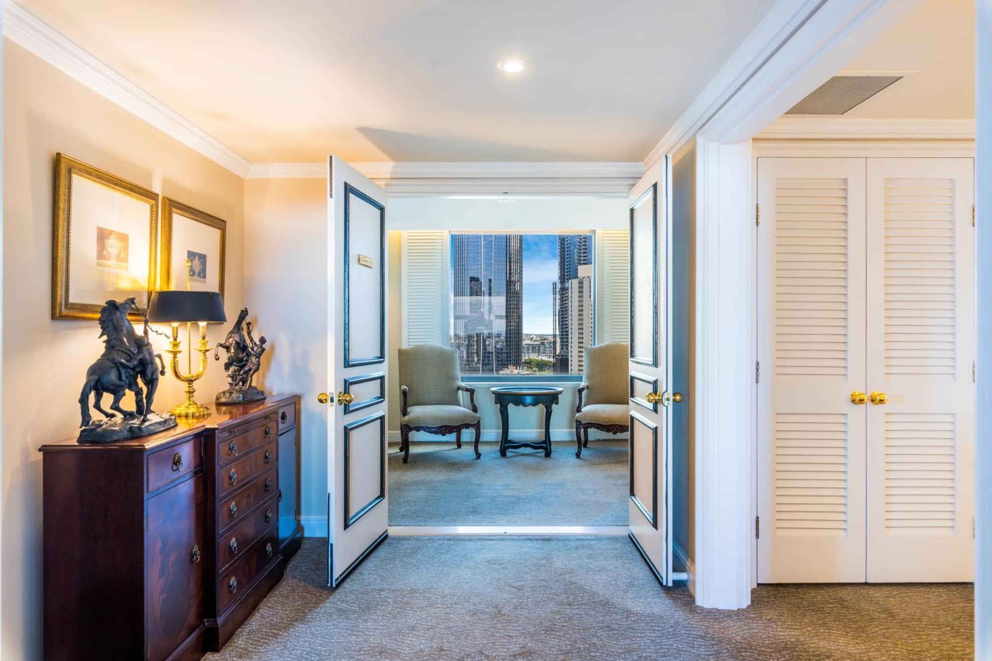 โรงแรมสแตมฟอร์ดพลาซ่าบริสเบน ภายนอก รูปภาพ A suite at the Mandarin Oriental, Hong Kong