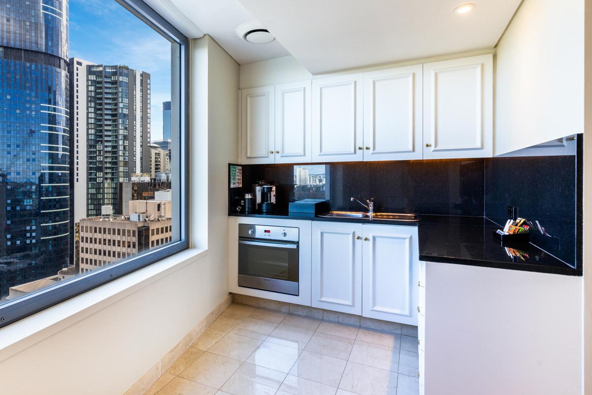 โรงแรมสแตมฟอร์ดพลาซ่าบริสเบน ภายนอก รูปภาพ A kitchen in a typical apartment