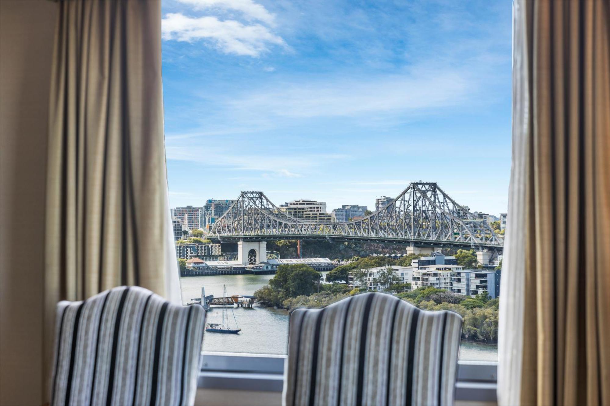 โรงแรมสแตมฟอร์ดพลาซ่าบริสเบน ภายนอก รูปภาพ View of the Story Bridge from a suite