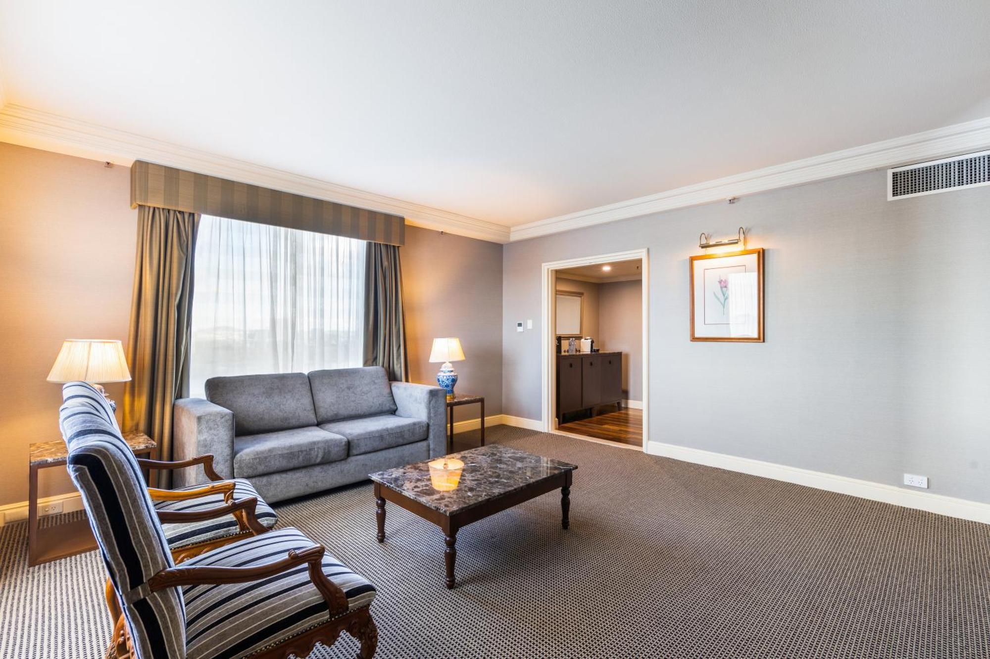 โรงแรมสแตมฟอร์ดพลาซ่าบริสเบน ภายนอก รูปภาพ A living room at the hotel
