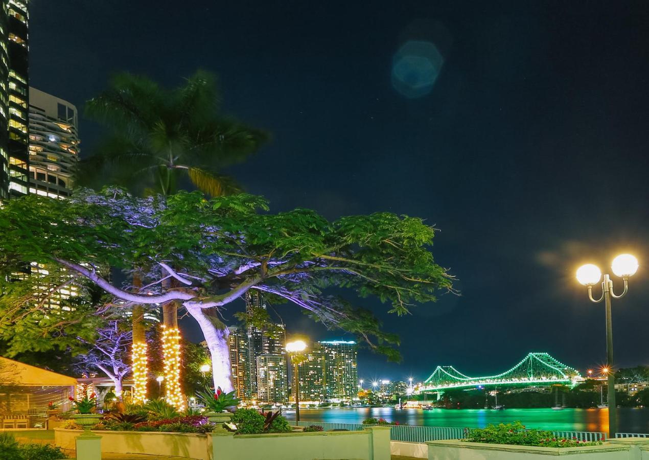 โรงแรมสแตมฟอร์ดพลาซ่าบริสเบน ภายนอก รูปภาพ The Story Bridge at night